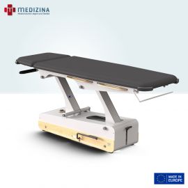 Abb. zeigt Physio Behandlungsliege Naggura SWOP 2 Hydro, Polsterfarbe Graphhite, mit Holz Dekorleisten, Papierrollenhalter, zwei Arbeitsunterlagen, Seitenpedal, inkklusive Kantenschutz aus dem School Pack.